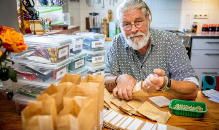 Aan zaden geen gebrek bij Harry Wildenberg thuis. De oprichter van de Zadenbibliotheek Hoeksche Waard deelt ze graag. © Jeffrey Groeneweg